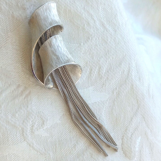 Kramer Signed Abstract Brushed Silver Ribbon Foxtail 3 1/2 Inch Tassel Brooch